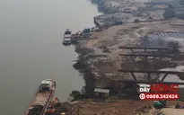 Khai thác cát trái phép làm biến dạng sông Hồng
