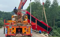 Xe khách lật trên quốc lộ, 30 người may mắn thoát nạn