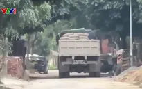 Người dân bức xúc vì bãi tập kết vật liệu trái phép gây ô nhiễm