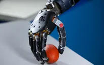 Cánh tay robot giúp người khuyết tật tự sinh hoạt