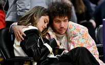 Selena Gomez công khai tình tứ với bạn trai mới