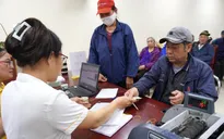Người dân phấn khởi nhận 2 tháng lương hưu trước Tết Nguyên đán
