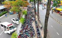 Vì sao TP Hồ Chí Minh chưa thể thu phí lòng đường, vỉa hè?