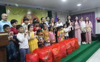 Gia đình Việt tại Campuchia đi chùa, hái lộc đầu năm Giáp Thìn