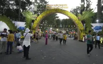 Mùng 1 Tết, người dân đi lễ chùa cầu an, các khu vui chơi giải trí tấp nập