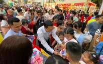 Người dân TP.Hồ Chí Minh háo hức nhận lì xì sách