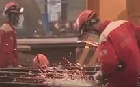 Nhà máy nhộn nhịp sản xuất xuyên Tết