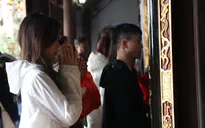 Giới trẻ nô nức đi chùa Hà cầu duyên trong ngày Lễ Tình nhân
