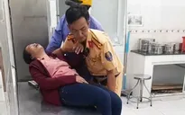 Cảnh sát giao thông hỗ trợ người dân bị tai biến cấp cứu kịp thời