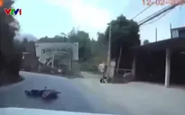 Ôm cua tốc độ cao, xe máy trượt dài lao vào gầm ô tô