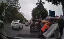 Hà Nội: Tài xế ô tô hành hung nhân viên giao hàng trên phố