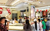 Nhộn nhịp cảnh mua vàng, cá lóc ở Cần Thơ ngày vía Thần tài