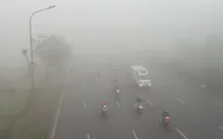 Người đi đường "lạc lối" giữa lớp sương mờ ảo, trắng xóa của Hà Nội
