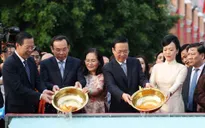 Chủ tịch nước Võ Văn Thưởng và Phu nhân cùng các kiều bào dâng hương, thả cá tại Bến Nhà Rồng