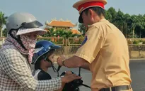Đồng Nai: Phát nước uống, đổi mũ bảo hiểm mới cho người dân về quê ăn Tết