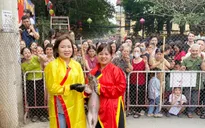 Sôi nổi hội thi bịt mắt bắt lợn tại Lễ hội Xuân ở làng lụa
