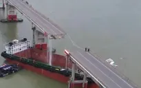 Trung Quốc: Sà lan đâm gãy đôi cầu, nhiều phương tiện rơi xuống sông