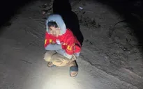 Cháu bé đi lạc được cảnh sát giao thông giúp đỡ đưa về nhà