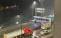 Xe khách mất lái xoay ngang, đường Vành đai 3 ùn tắc kéo dài