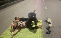 Triệu tập 2 thanh niên trải chiếu nằm trên quốc lộ 18A để "câu like"