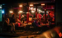Giới trung niên Anh thích đi bar ban ngày