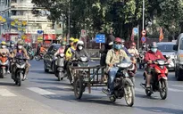 TP Hồ Chí Minh: Người lao động mưu sinh dưới thời tiết nắng nóng