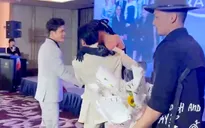 Thuý Diễm chấn thương được bạn diễn bế lên sân khấu họp báo "Trạm cứu hộ trái tim"