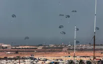 Israel thả hàng viện trợ xuống Dải Gaza