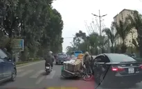Nguy hiểm xe máy chở hàng cồng kềnh