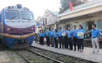 Hơn 1.000 công nhân được tặng vé tàu miễn phí bắt đầu lên đường về quê ăn Tết trên "Chuyến tàu xuân nghĩa tình"