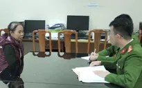 Đối tượng trốn truy nã 20 năm ra đầu thú bật khóc khi được tại ngoại để về nhà ăn Tết