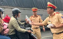 Cảnh sát giao thông phát nước, khăn lạnh miễn phí hỗ trợ người dân về quê đón Tết