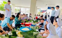 Những y bác sĩ gói hàng trăm chiếc bánh chưng tặng bệnh nhân
