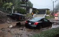 Bão "sông khí quyển" ở California gây lũ lụt, lở đất, mất điện