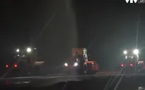 Hối hả làm việc xuyên đêm trên công trường xây dựng Dự án Vành đai 4