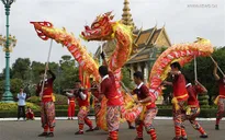 Bà con Việt kiều mua sắm đón Tết Giáp Thìn ở Phnom Penh