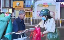 Nhóm bạn trẻ mang Tết đến với người vô gia cư