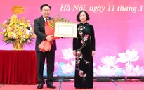 Chủ tịch Quốc hội Vương Đình Huệ được trao tặng Huy hiệu 40 năm tuổi Đảng