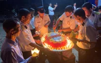 Thả vòng hoa tưởng niệm các liệt sỹ hy sinh bảo vệ đảo Gạc Ma