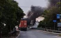 Xe container bất ngờ bốc cháy giữa cầu, giao thông ùn tắc nghiêm trọng