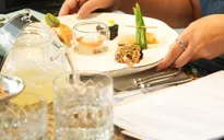 Khám phá nghệ thuật thưởng trà thủ công từ Singapore