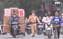 Những chiếc xe chở hàng cồng kềnh gây nguy hiểm giữa Thủ đô