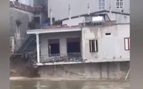Sạt lở bờ sông Cầu nhấn chìm 1 căn nhà
