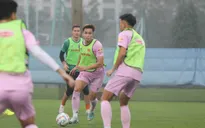 Hậu vệ Việt Anh trở lại tập luyện, ĐT Việt Nam làm quen với bóng thi đấu trận lượt đi gặp Indonesia