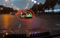 Nhập làn ẩu, xe taxi quệt ngã người đi xe máy
