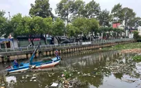 Hơn 100 tấn rác dồn ứ trên kênh Nhiêu Lộc - Thị Nghè