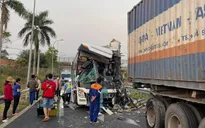 Xe khách biến dạng sau khi tông đuôi container