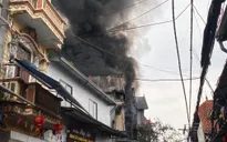 Hà Nội: Cháy hai ngôi nhà tại quận Hà Đông, khói đen bốc cao hàng chục mét