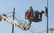 Nam thanh niên nghi ngáo đá leo cột điện cao hơn chục mét