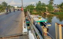 Sà lan chở đá đâm lệch nhịp cầu ở Cần Thơ